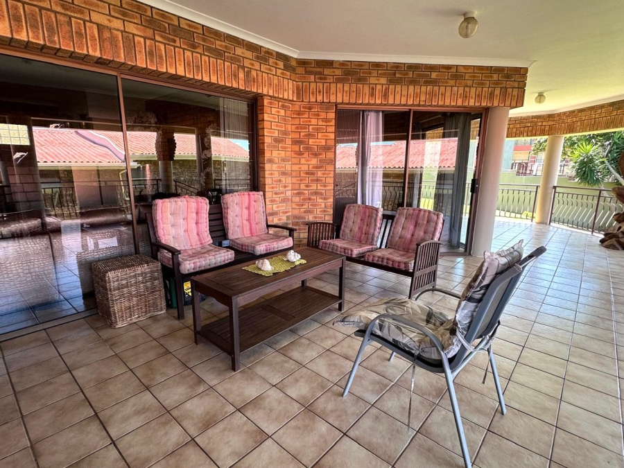 6 Bedroom Property for Sale in Wavecrest Eastern Cape